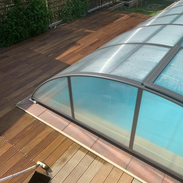 Renovace dřevěné podlahy u bazénu