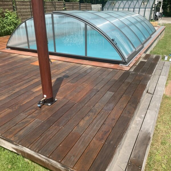 Renovace dřevěné podlahy u bazénu